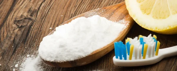 Blanchiment des dents avec bicarbonate et citron